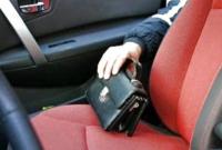 Несовершеннолетний во Львовской области похитил из машины барсетку с деньгами