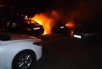 В Киеве ночью подожгли BMW, огонь уничтожил три автомобиля