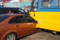 В Киеве трамвай переехал автомобиль