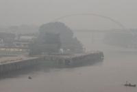 Закрыты школы, людям выдали маски: Индонезию и Малайзию из-за лесных пожаров накрыл смог