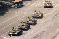 Умер автор самого известного фото протестов на площади Тяньаньмэнь в 1989 году