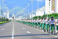 В Туркменистане восьмой день "празднуют публикацию книги президента о алабайях"