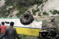 В Индии школьный автобус упал в ущелье: погибли 6 детей