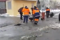 В Киеве укладывают асфальт прямо на лужи посреди снега (видео)