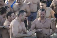 Более 30 мэров украинских городов искупались в Днепре на Крещение