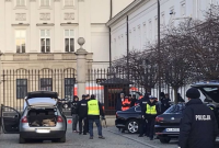 В Польше мужчина пытался протаранить машиной ворота президентского дворца