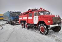 Из-за снежного коллапса в Украине все дорожные службы будут работать круглосуточно