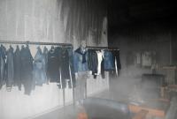 В центре Днепра трое парней бросили "коктейль Молотова" в магазин одежды