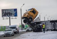 Под Киевом перевернулся грузовик и повис над встречной полосой