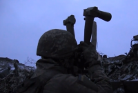 Украинские военные уничтожили вражеский флаг на Приазовье (видео)