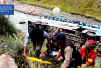В Перу пассажирский автобус упал в реку: 10 погибших