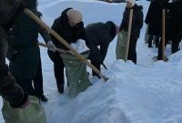 В российском Саратове учителя собирали снег в мешки