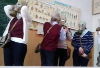 В России школьников наказали уроком в противогазах