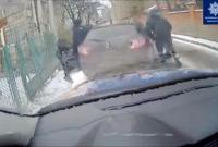На Львівщині водій під наркотиками 100 метрів тягнув патрульного, затиснувши його руку вікном (відео)