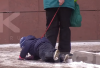 В России женщина протащила ребенка по земле (видео)