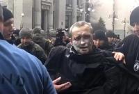 Протестувальник намагався спалити себе під Офісом президента (відео)