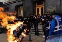 Протестующий пытался сжечь себя под Офисом президента (видео)