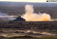 В Черниговской области войска на учениях отработали "танковую карусель" (видео)