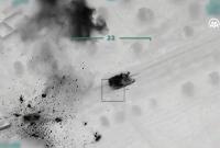 Турция показала с воздуха, как бомбит технику и людей Асада в Идлибе (видео)