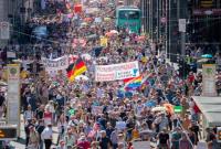 "Теория заговора - пандемия короны": в Германии протесты из-за продолжения карантина