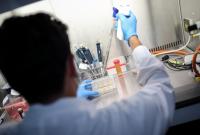 Newsweek: вчені з'ясували, чому імунітет деяких людей краще справляється з коронавірусом