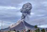 На Суматре вулкан Синабунг выбросил столб дыма и пепла на высоту в 5 км