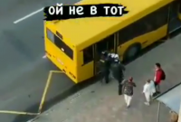 "Ой, не в тот": в Минске силовики перепутали обычный автобус с автозаком (видео)