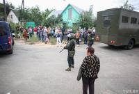 В Минске заметили силовика с боевым автоматом Калашникова