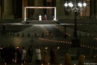 Папа Франциск совершил Крестный ход на пустой площади в Ватикане