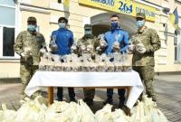 Украинские бойцы получили пасхальные подарки от УАФ