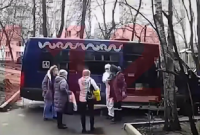 У Москві соцпрацівники кинули на лавочці вмирати жінку з підозрою на пневмонію (відео)