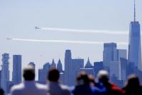 Американские пилоты отсалютовали врачам в небе Нью-Йорка и Филадельфии (видео)