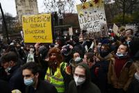 В Париже во время протестов произошли столкновения, силовики применили водометы