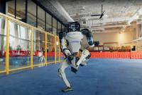 Новогоднее видео Boston Dynamics: таких танцев больших человекоподобных роботов вы ещё не видели