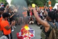 В США протестующие сожгли флаг страны после выступления Трампа