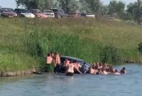На Дніпропетровщині BMW скотився в озеро (відео)