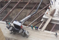 На будівництві метро в Києві перекинувся автокран
