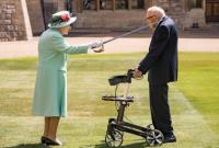 Королева Великобритании посвятила в рыцари 100-летнего ветерана