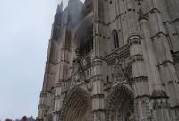 Пожар в готическом соборе в Нанте взяли под контроль: не исключают поджог