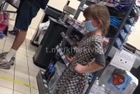 В супермаркете Харькова маленькая девочка "отличилась" отборным матом (видео)