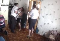 "Отдай ребенка, б***ь": в России полиция силой изъяла у семьи пятерых детей (видео)