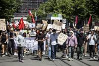В Швейцарии полицейские раздали маски протестующим вместо разгона демонстрации