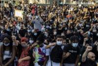 В Швейцарии полиция раздала маски участникам антирасистского протеста, которые нарушили карантин