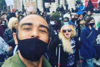 Мадонна пришла на марш памяти Флойда в Лондоне на костылях