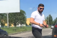У Києві тілоохоронець екс-нардепа Ляшка погрожував пістолетом водієві через конфлікт на дорозі (відео)