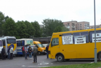 Перевозчики во Львовской области самовольно возобновили работу пригородных и междугородных маршруток (видео)