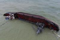 В Одессе снова произошла утечка топлива из затонувшего танкера
