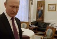 Спить зі своїм зображенням: росЗМІ показали кімнату Путіна з метровим Христом