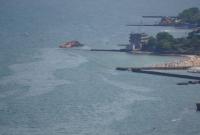 Из затонувшего в Одессе танкера снова вытекает топливо, пятно достигло пляжа