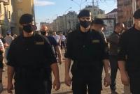 В центре Минска ОМОН задержал очередь у сувенирного магазина